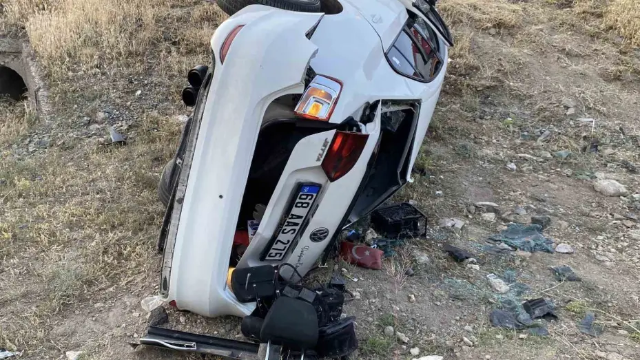 Aksaray’da 2 otomobilin çarpıştığı sıkışmalı kazada 2’si ağır 8 kişi yaralandı