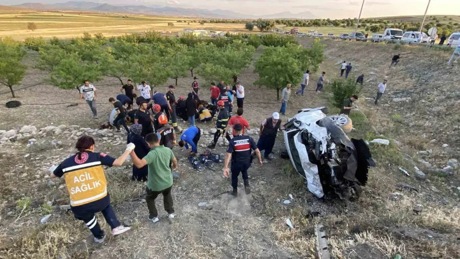 Aksaray’da 2 otomobilin çarpıştığı sıkışmalı kazada 2’si ağır 8 kişi yaralandı