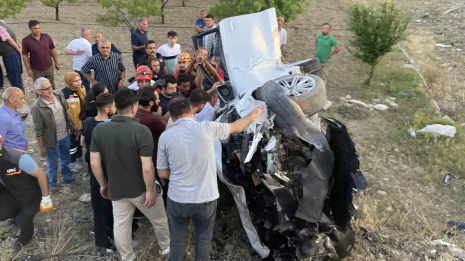 Aksaray’da 2 otomobilin çarpıştığı sıkışmalı kazada 2’si ağır 8 kişi yaralandı