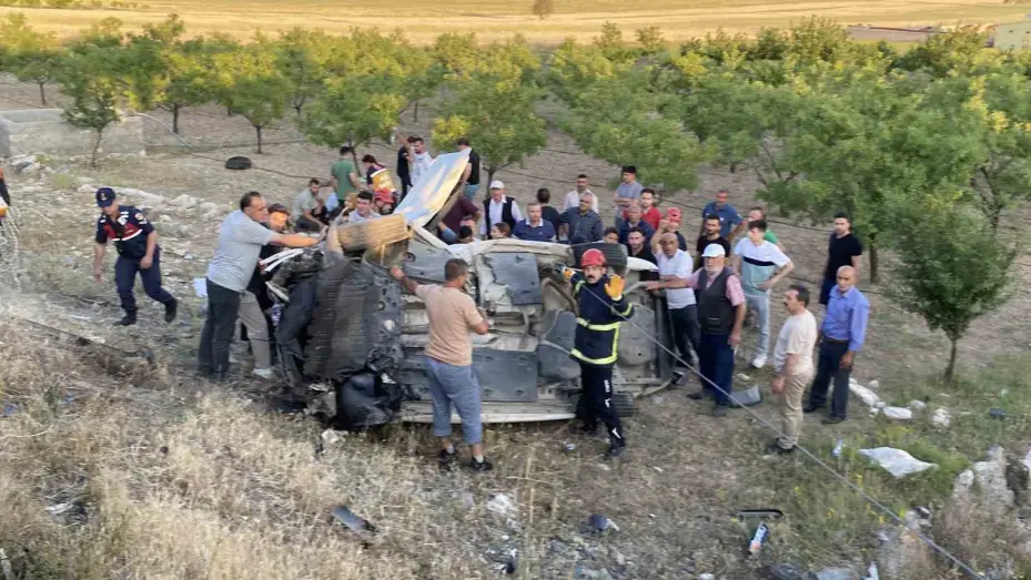 Aksaray’da 2 otomobilin çarpıştığı sıkışmalı kazada 2’si ağır 8 kişi yaralandı