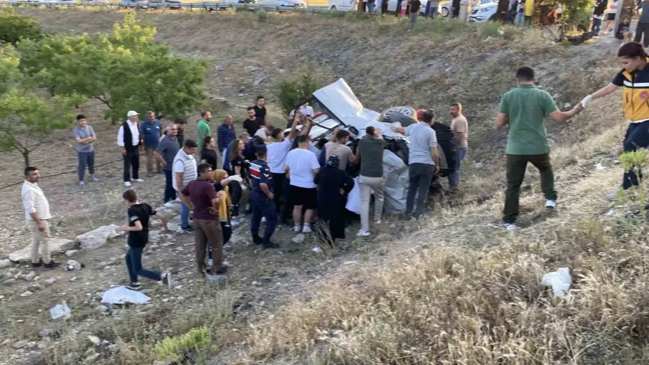 Aksaray’da 2 otomobilin çarpıştığı sıkışmalı kazada 2’si ağır 8 kişi yaralandı