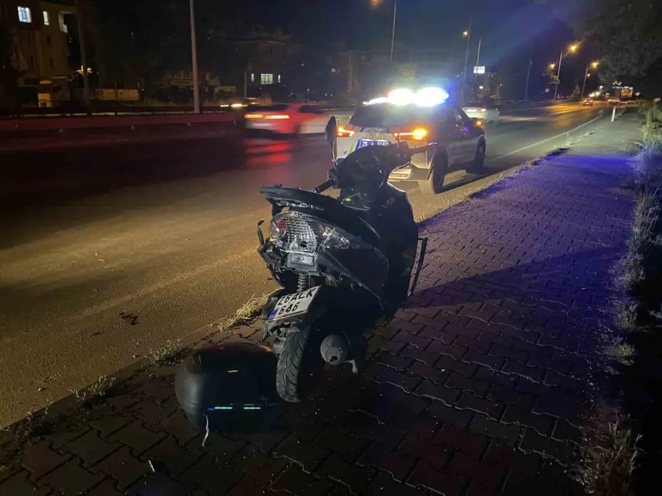 Bir araç motosiklete çarpıp kaçtı: 2 yaralı