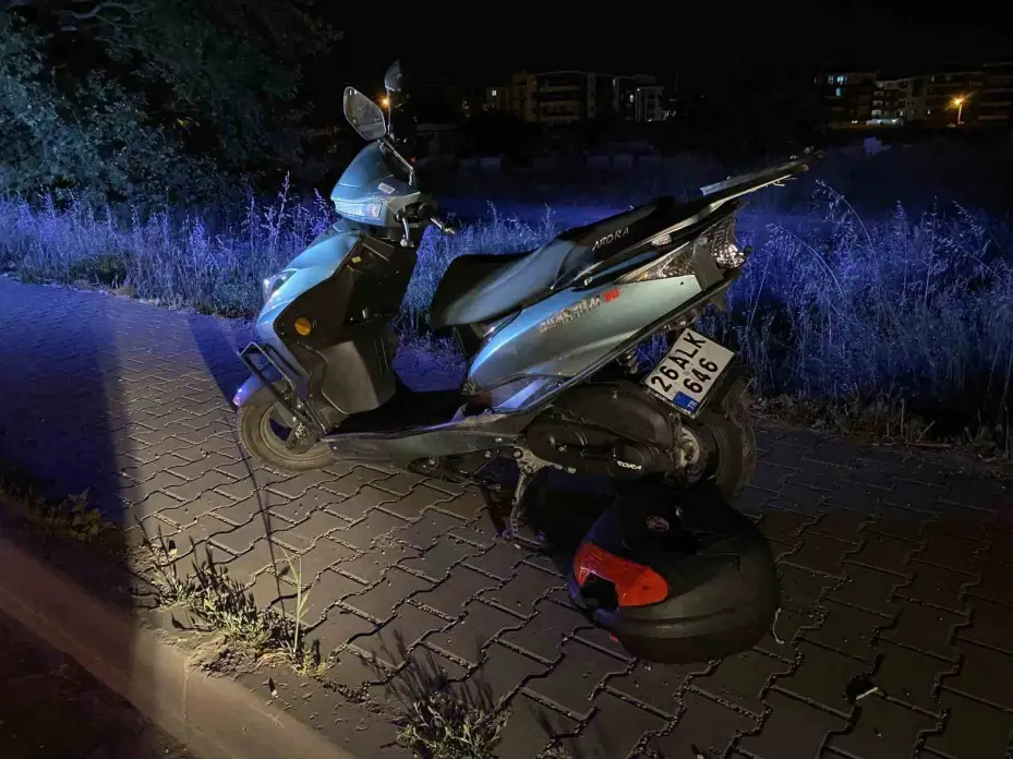 Bir araç motosiklete çarpıp kaçtı: 2 yaralı
