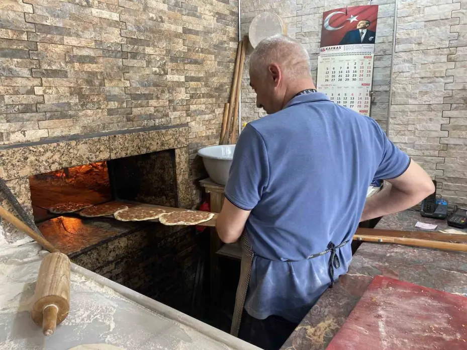 Yaklaşık 400 derece sıcaklıktaki taş fırın karşısında zorlu mesai