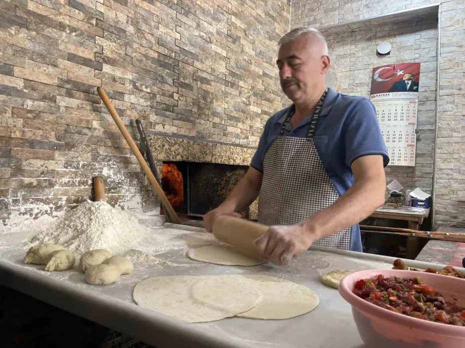 Yaklaşık 400 derece sıcaklıktaki taş fırın karşısında zorlu mesai