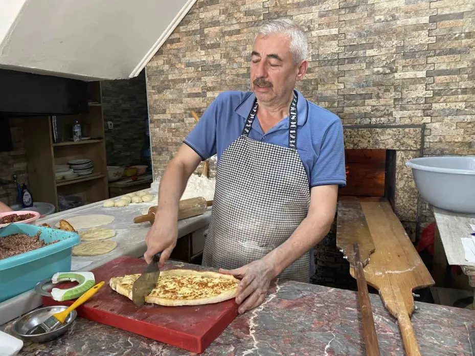 Yaklaşık 400 derece sıcaklıktaki taş fırın karşısında zorlu mesai
