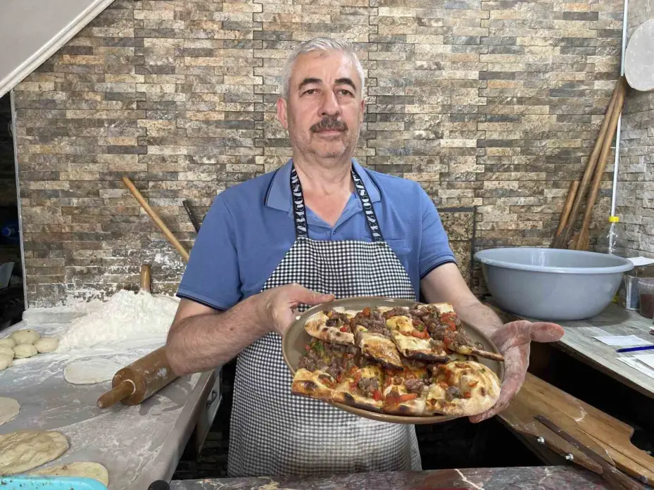 Yaklaşık 400 derece sıcaklıktaki taş fırın karşısında zorlu mesai