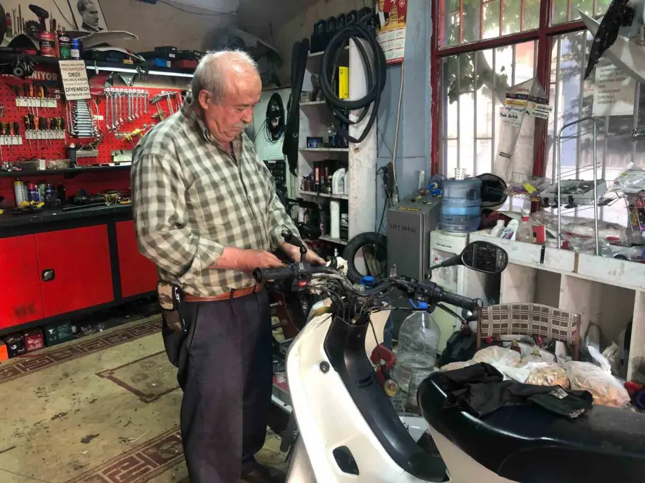 2 bisikletin 40 saniyede çalındığı anlar güvenlik kamerasında