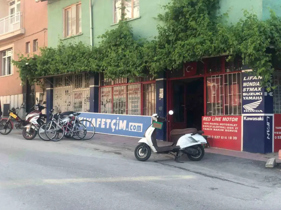 2 bisikletin 40 saniyede çalındığı anlar güvenlik kamerasında