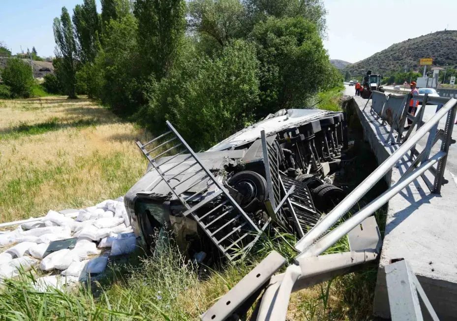 Kırıkkale’de un yüklü tır köprüden devrildi: 1 ağır yaralı