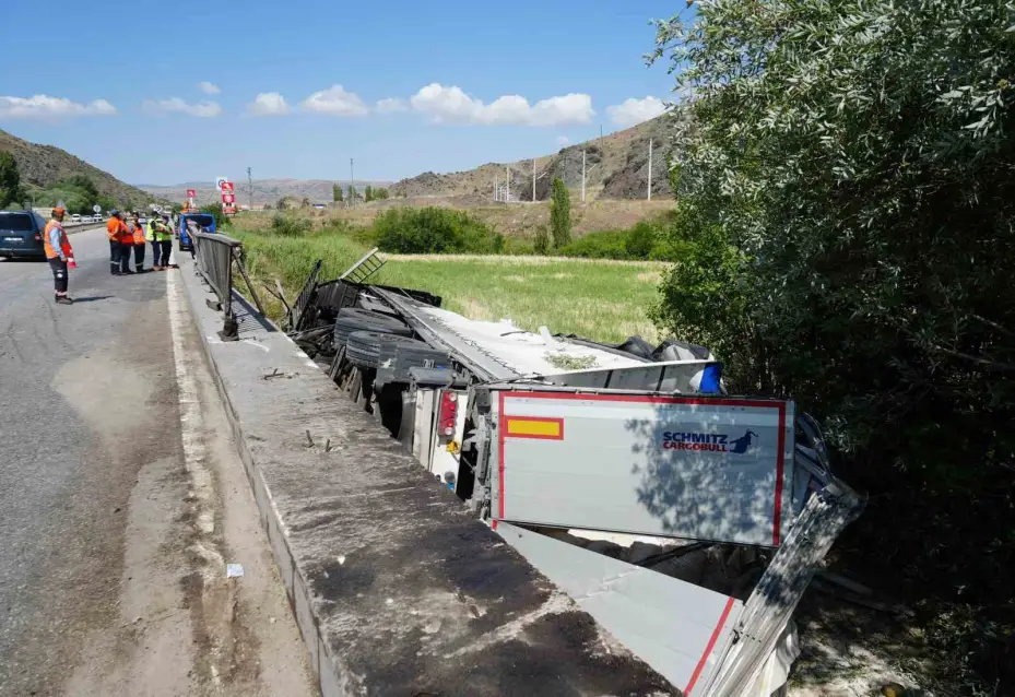 Kırıkkale’de un yüklü tır köprüden devrildi: 1 ağır yaralı