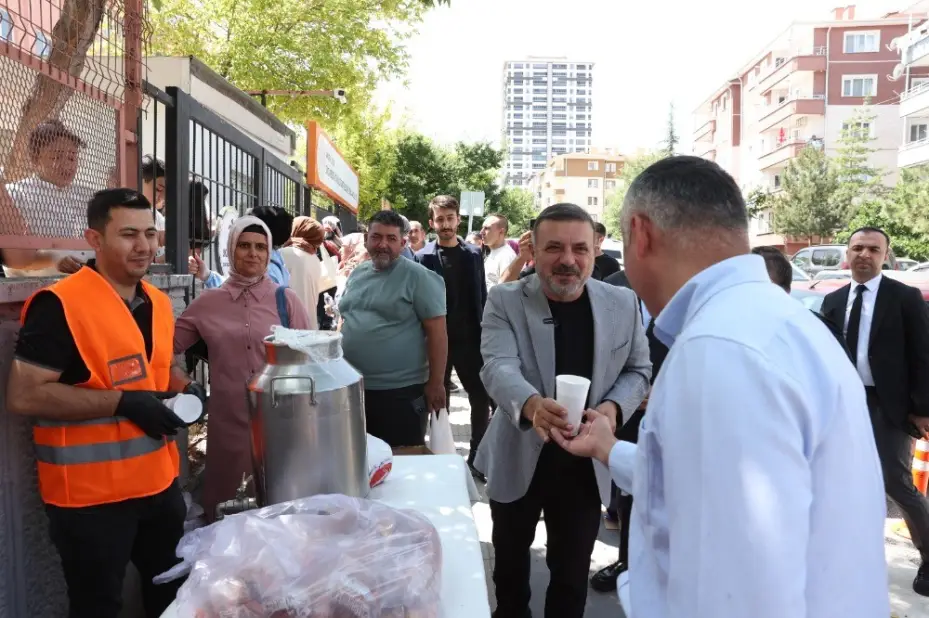 Sincan Belediyesi’nden sınava giren öğrencilere ve ailelerine çorba ikramı