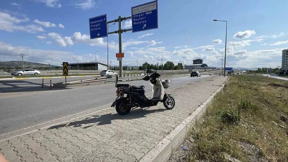 Tırın çarptığı elektrikli motosiklet sürücüsü ağır yaralandı