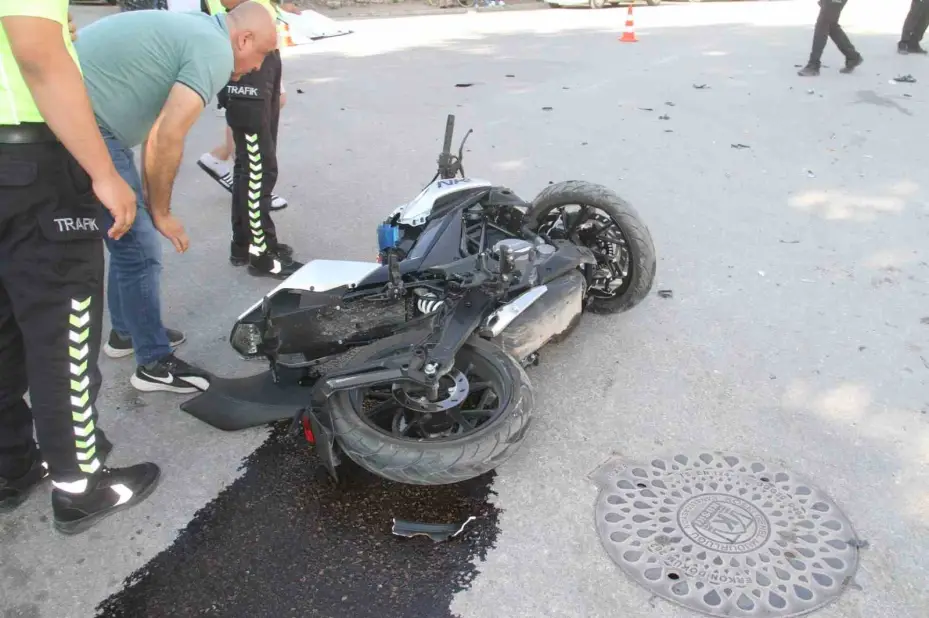 Minibüs ile çarpışan motosiklet sürücüsü hayatını kaybetti