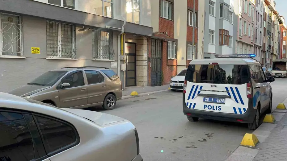 Apartmanı saran kötü kokular sonrası ekipler, çürümeye başlayan cesetle karşılaştı