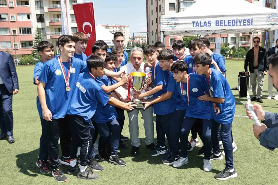 Talas Belediyespor Yaz Futbol Okulu kapılarını açtı