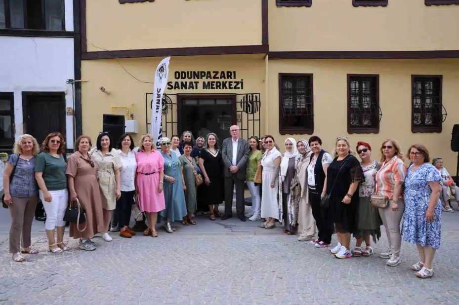 Odunpazarı Belediyesi Halk Merkezleri ‘Yıl Sonu Çini Sergisi’ açıldı
