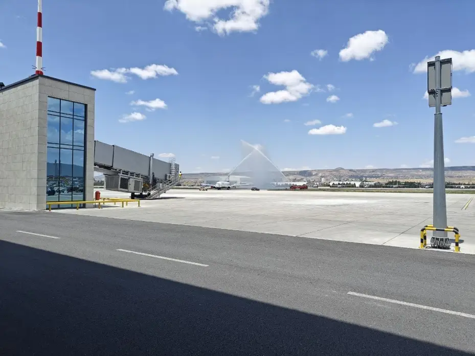 AKİB’in uçağı ‘su selamlaması’ ile Kayseri’ye geldi