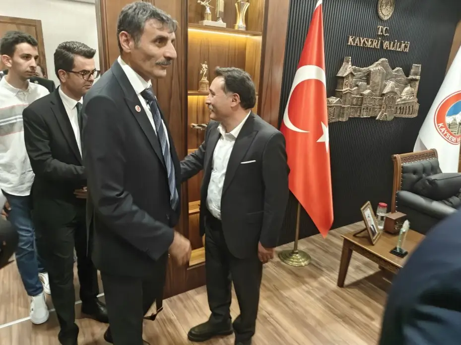 AKİB’in uçağı ‘su selamlaması’ ile Kayseri’ye geldi