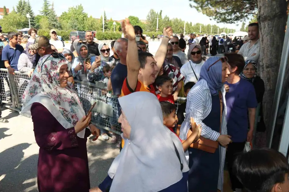 Hacdan dönen dedesini ve ninesini ‘Icardi’nin hareketiyle karşıladı