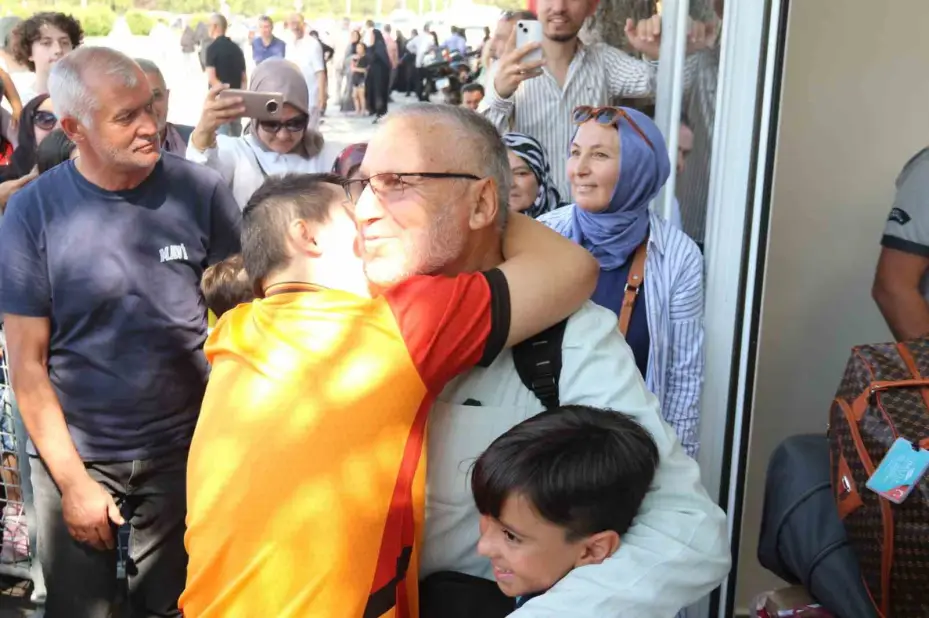 Hacdan dönen dedesini ve ninesini ‘Icardi’nin hareketiyle karşıladı