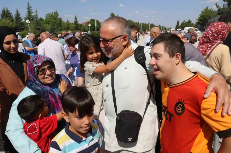 Hacdan dönen dedesini ve ninesini ‘Icardi’nin hareketiyle karşıladı