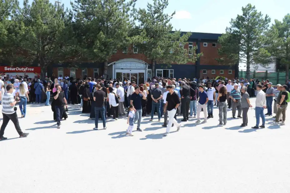 Hacdan dönen dedesini ve ninesini ‘Icardi’nin hareketiyle karşıladı