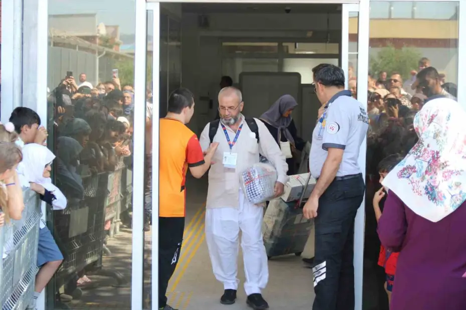 Hacdan dönen dedesini ve ninesini ‘Icardi’nin hareketiyle karşıladı