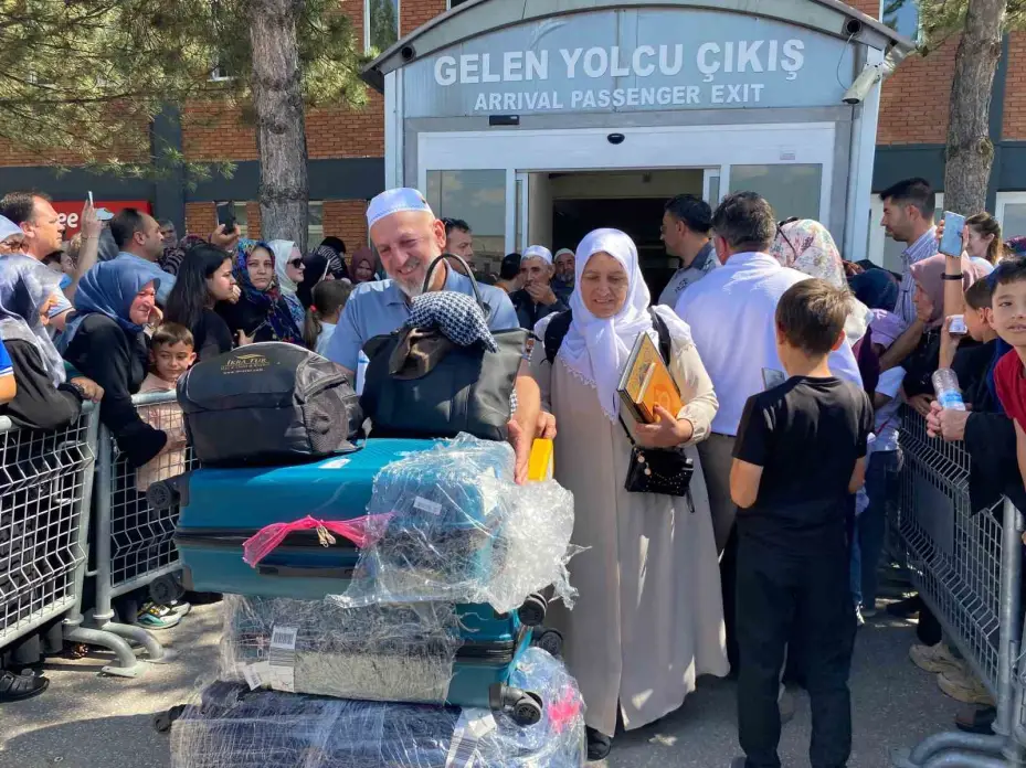 Hacdan dönen dedesini ve ninesini ‘Icardi’nin hareketiyle karşıladı