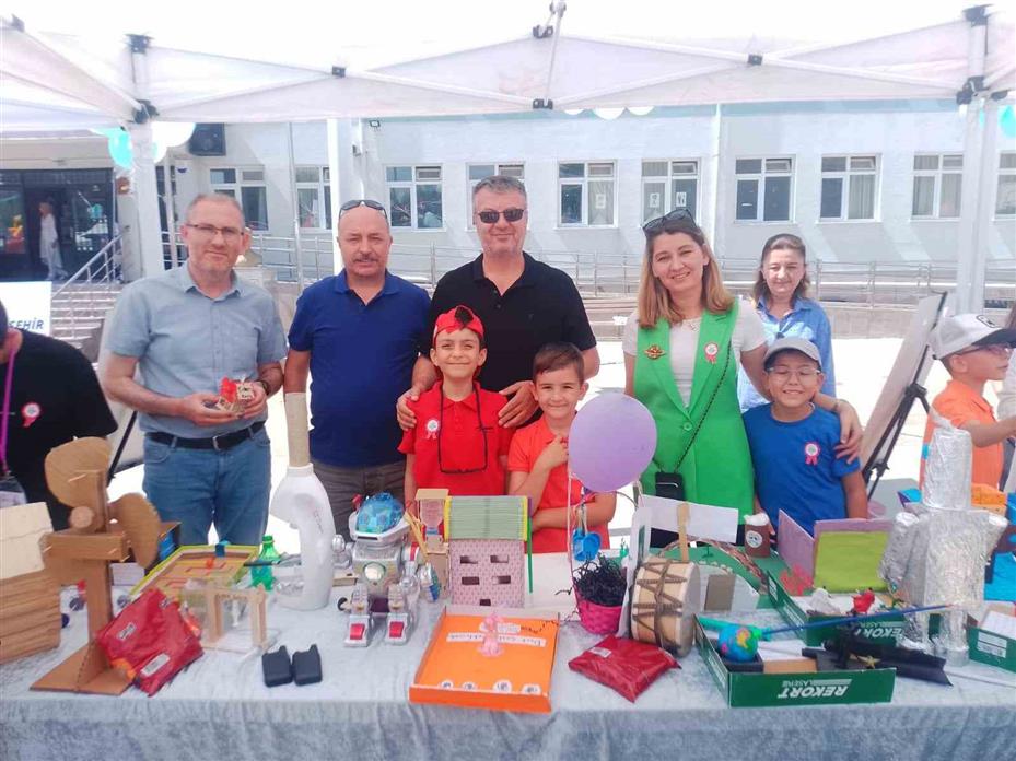 Eskişehir Vali Münir Raif İlkokulun ‘STEM Şenliği’ etkinliğinde