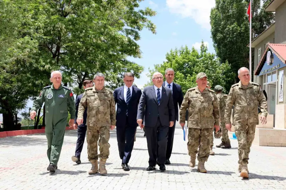 Bakan Güler İran sınır hattında incelemelerde bulundu