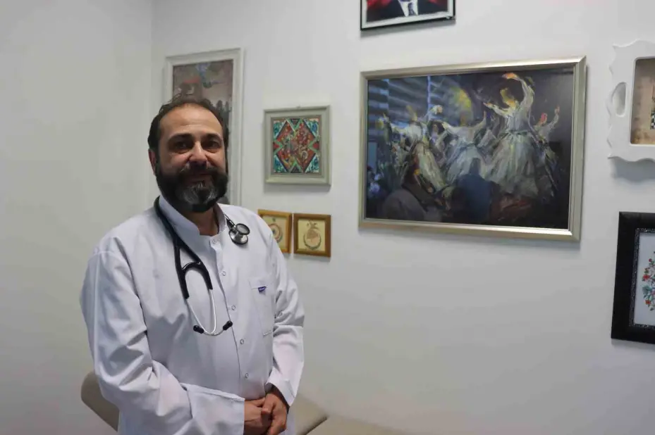 Hastane duvarlarını doktorun tabloları süslüyor