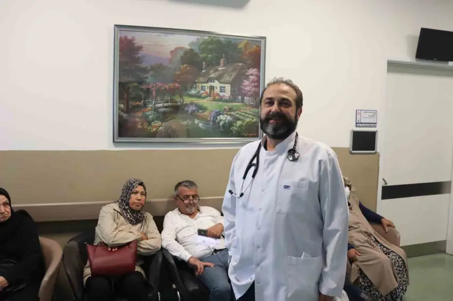 Hastane duvarlarını doktorun tabloları süslüyor