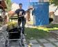 Sokak sokak dolaşıp bebek arabasına yüklediği salamura yaprakları satıyor