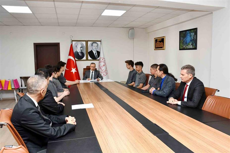 Uluslararası Robot Yarışması’nda derece alan öğrencilerden İl Milli Eğitim Müdürü Aydın’a ziyaret