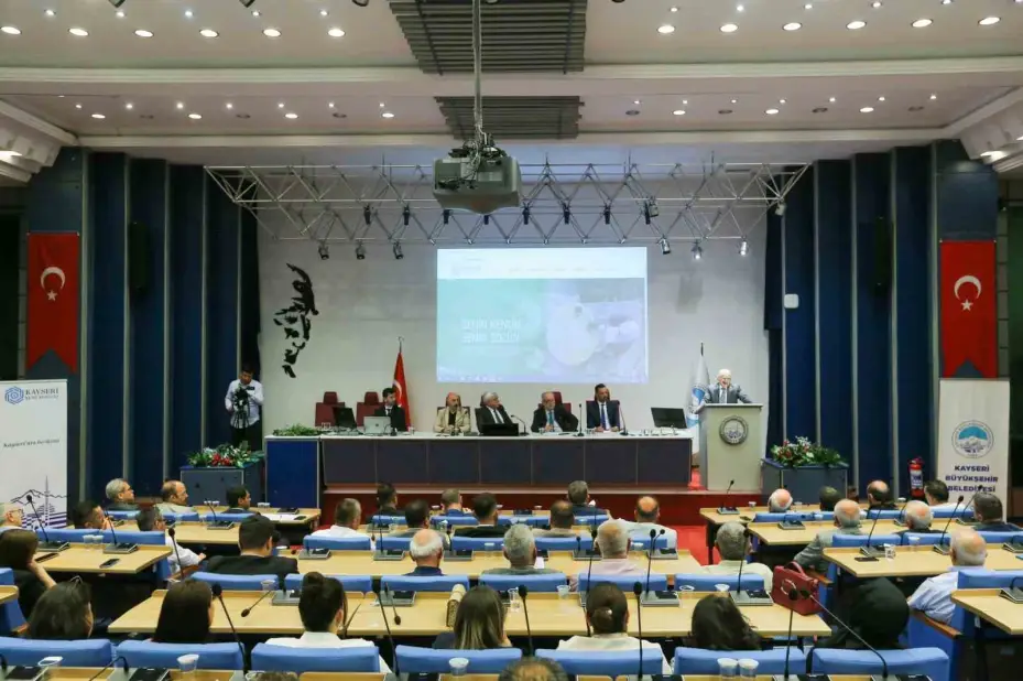Kayseri’yi Geleceğe Hazırlayan Başkan Büyükkılıç, Kent Konseyi’nde projelerini anlattı