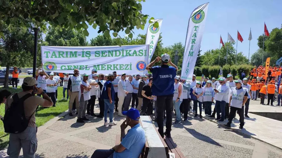 TÜRK-İŞ, bağlı olduğu sendikalarla birlikte Maliye Bakanlığına yürüdü