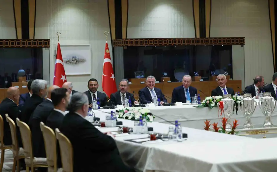 Cumhurbaşkanı Erdoğan, Süper Lig’e yükselen 3 futbol kulübünün başkanlarını kabul etti