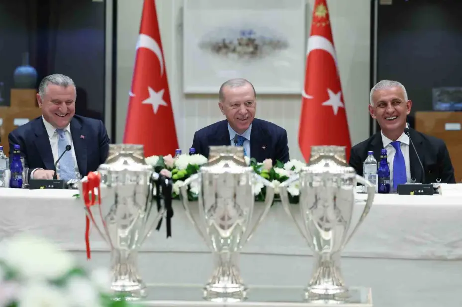 Cumhurbaşkanı Erdoğan, Süper Lig’e yükselen 3 futbol kulübünün başkanlarını kabul etti