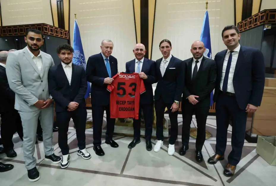 Cumhurbaşkanı Erdoğan, Süper Lig’e yükselen 3 futbol kulübünün başkanlarını kabul etti