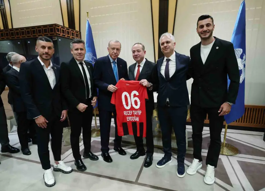 Cumhurbaşkanı Erdoğan, Süper Lig’e yükselen 3 futbol kulübünün başkanlarını kabul etti