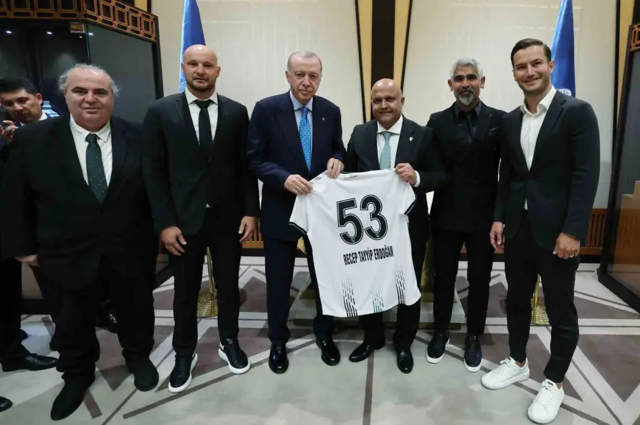 Cumhurbaşkanı Erdoğan, Süper Lig’e yükselen 3 futbol kulübünün başkanlarını kabul etti