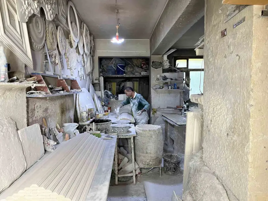 37 yıldır alçıyı sanat eserine dönüştürüyor