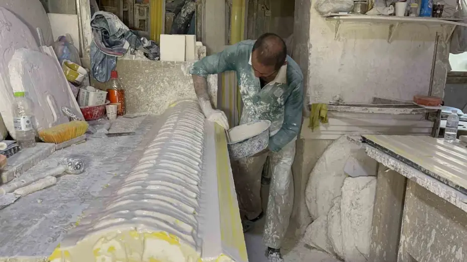 37 yıldır alçıyı sanat eserine dönüştürüyor