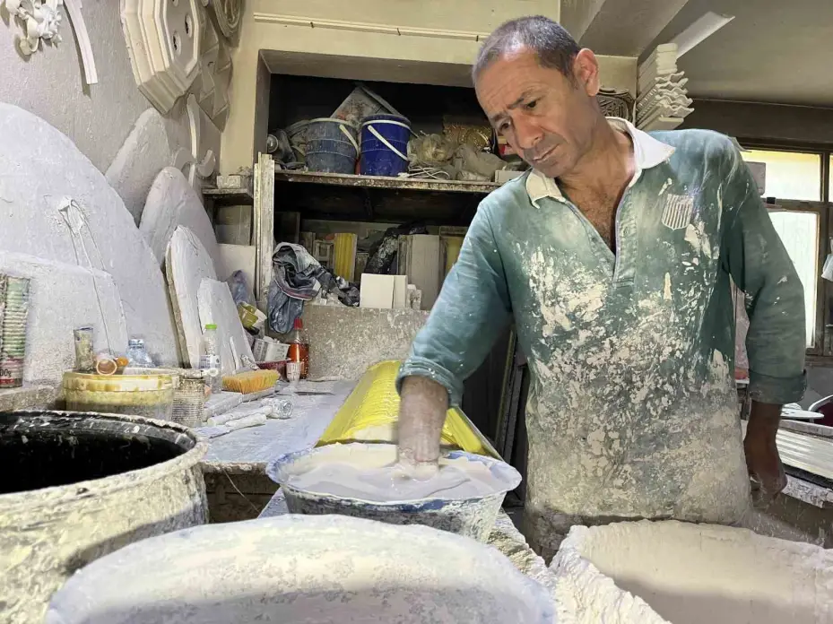 37 yıldır alçıyı sanat eserine dönüştürüyor