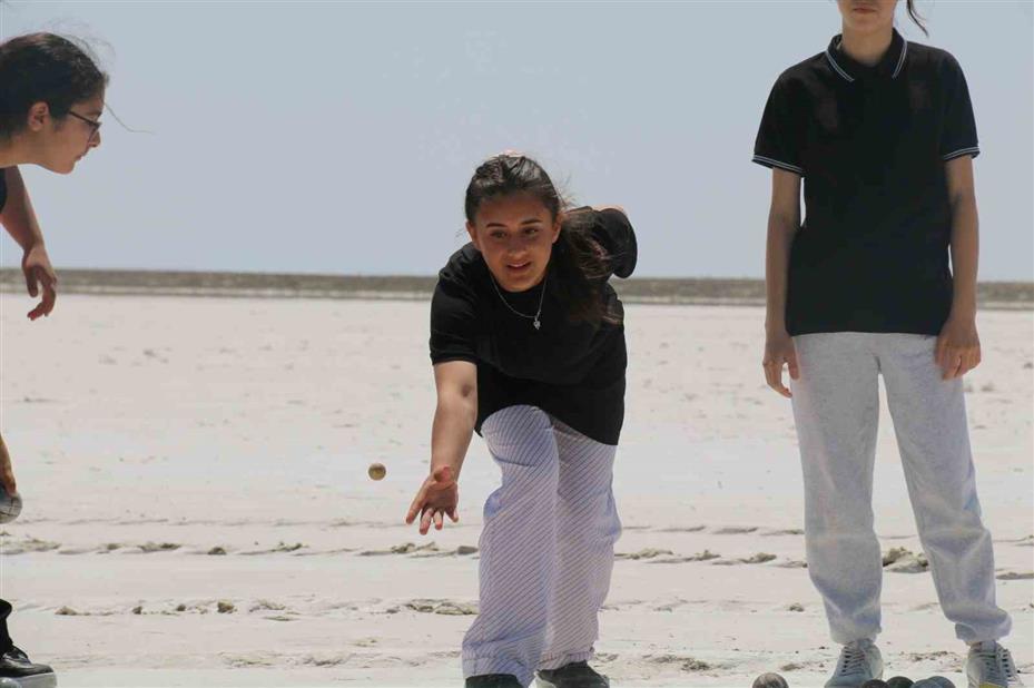 Tuz Gölü’nde öğrencilerin bocce heyecanı