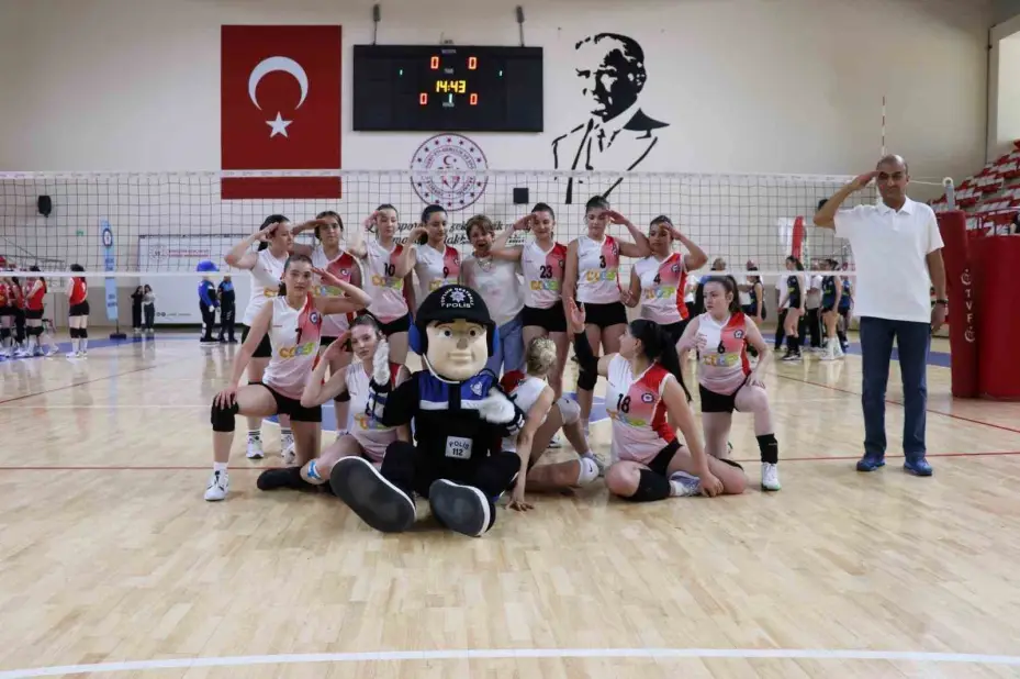 İl Emniyet Müdürlüğü tarafından düzenlenen voleybol turnuvası sona erdi