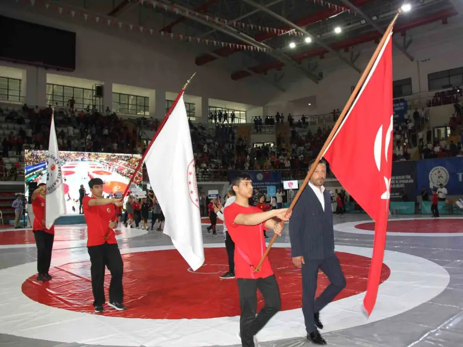 Minikler Türkiye Güreş Şampiyonası’nın açılış seremonisi yapıldı