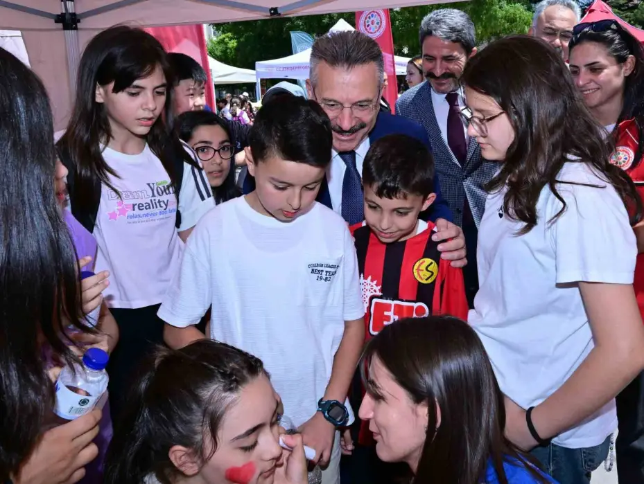 Vali Aksoy, ’Geleneksel Oyunlar Tırı’nı ziyaret etti