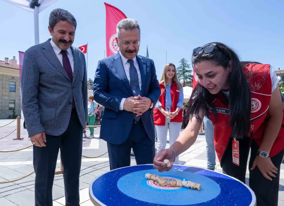 Vali Aksoy, ’Geleneksel Oyunlar Tırı’nı ziyaret etti